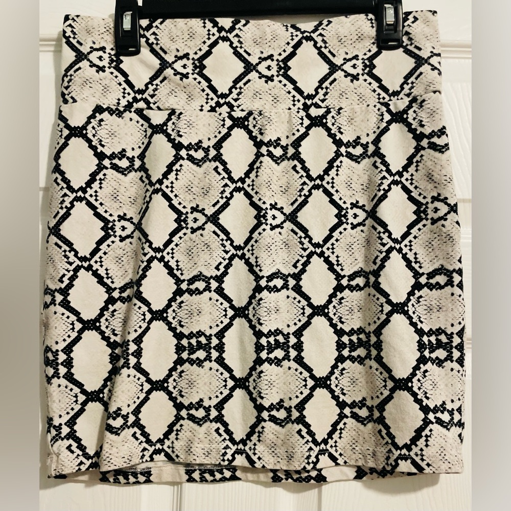 Charlotte Russe Black and White Patterned Pencil Skirt